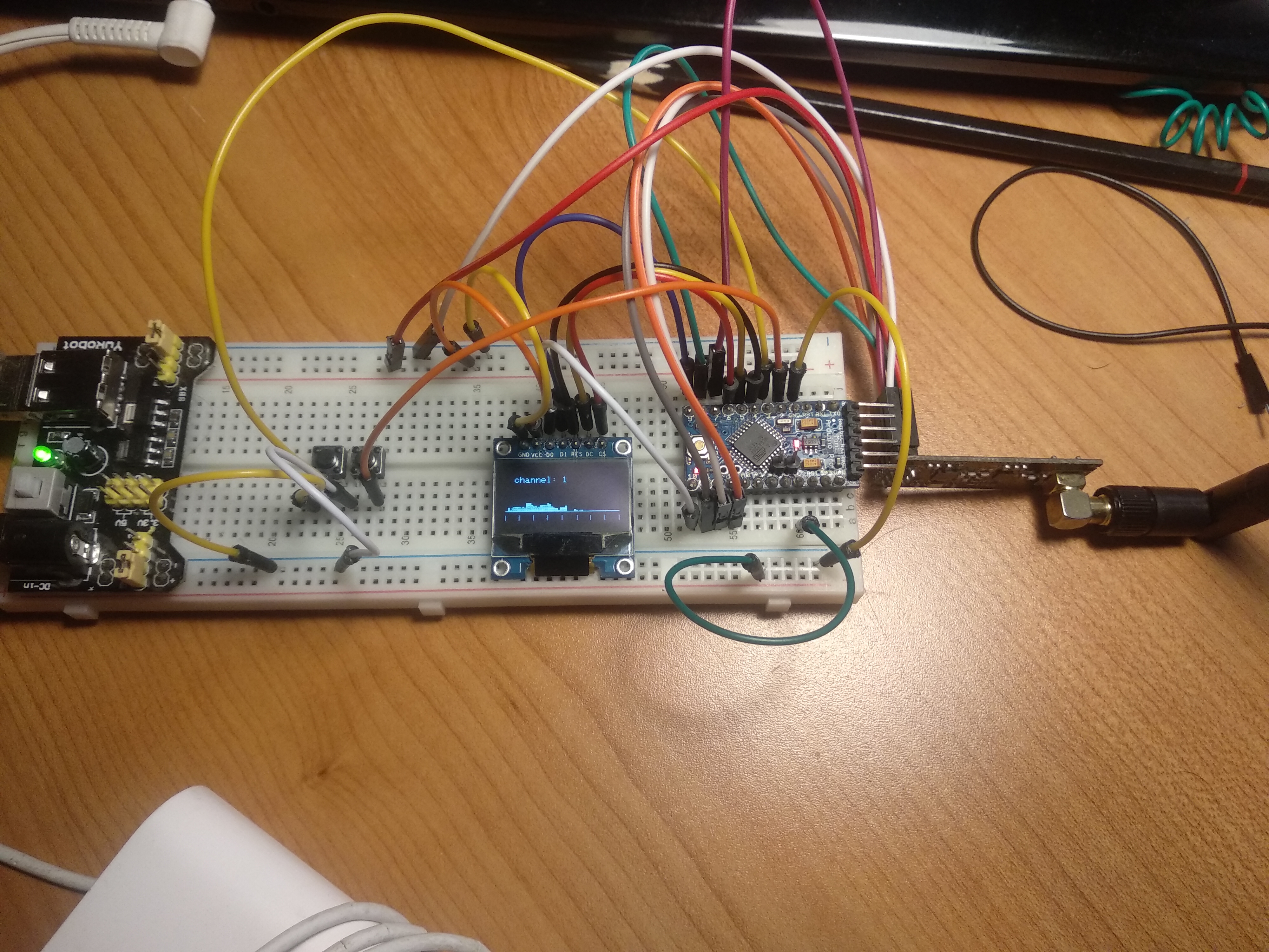 Wifi Jammer with an Arduino and nRF24L01 module - Hugo Rezende